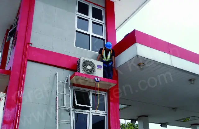 Pemasangan AC di bangunan SPBU