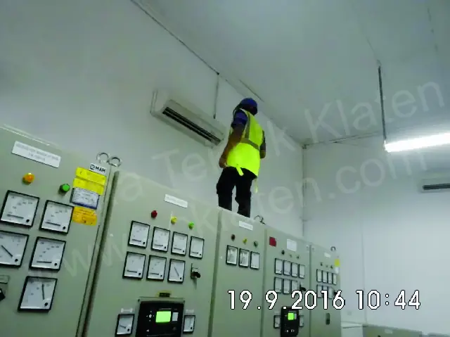 Pemasangan AC di ruang panel listrik