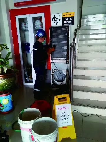 Service AC standing (floor standing) di lobi gedung