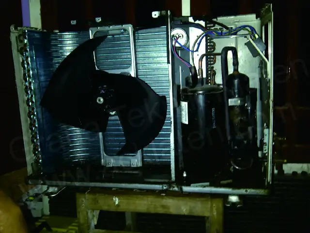 Bagian dalam unit outdoor AC: kompresor, kondensor, dan kipas