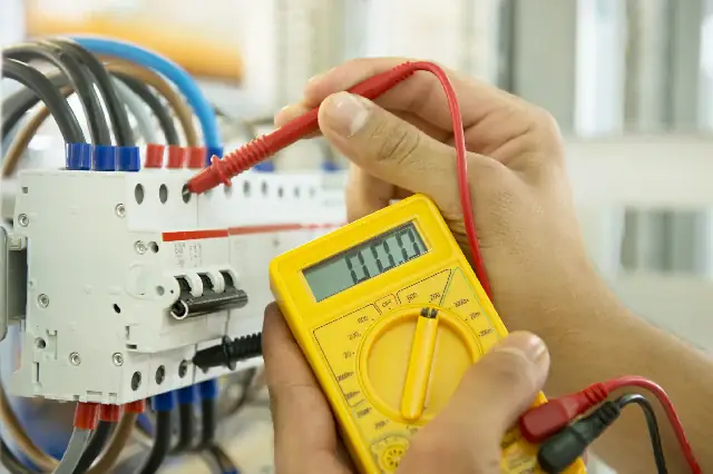 Pengukuran instalasi listrik rumah dengan multimeter di panel MCB